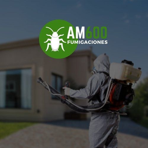 Técnico realizando fumigación en un espacio comercial